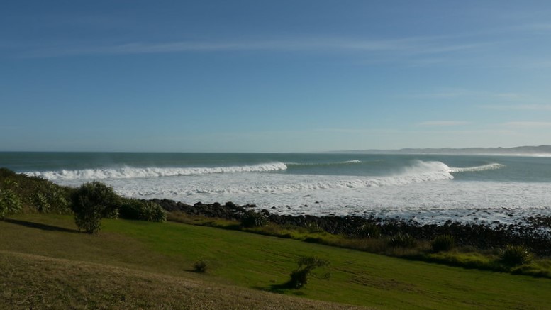 raglan manu bay big surf