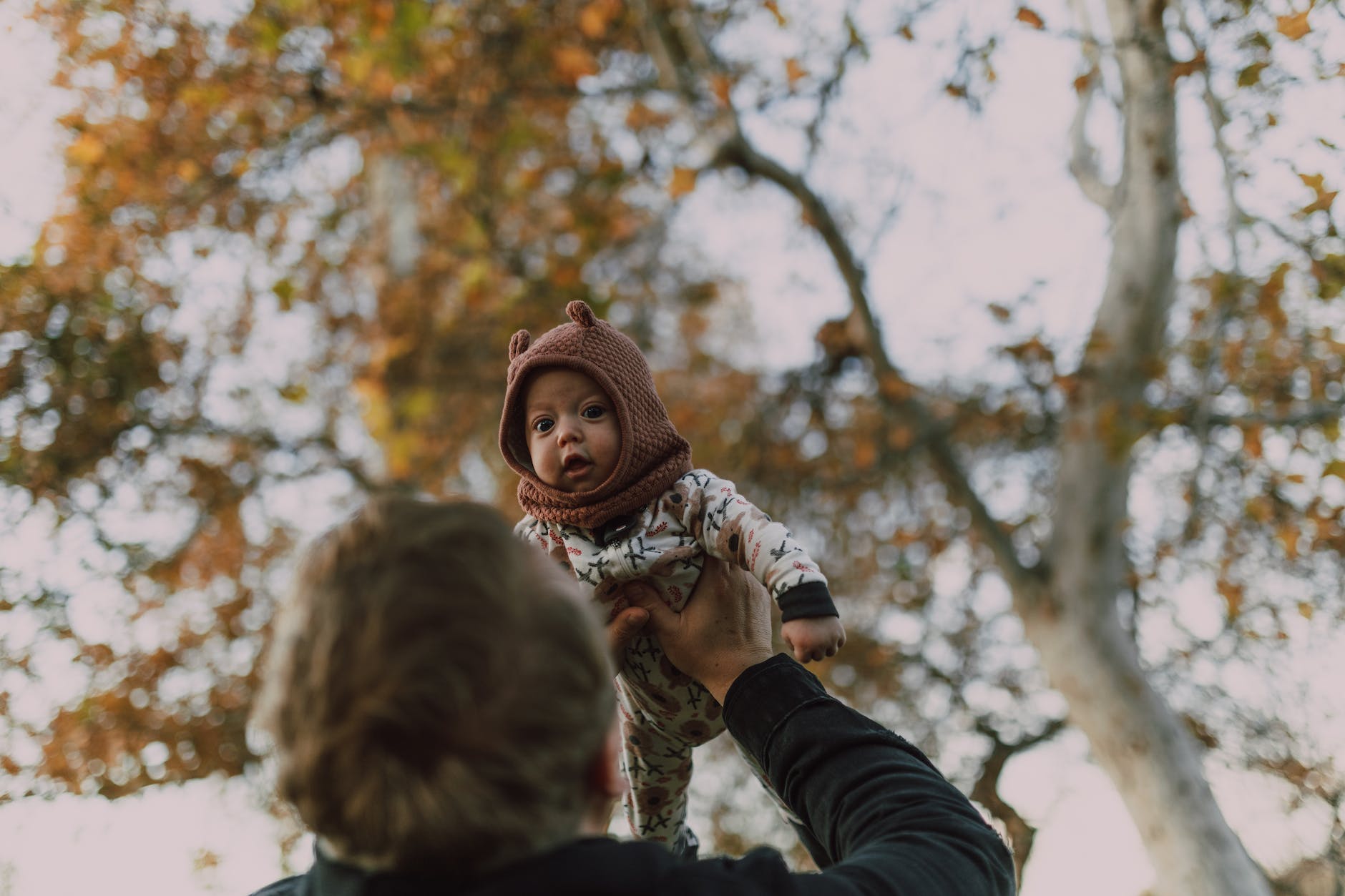 lifestyle newborn photography outdoors