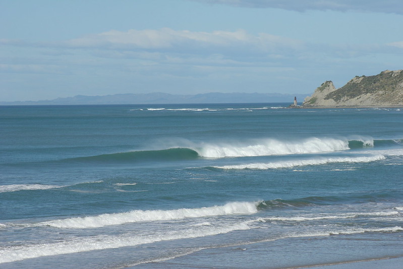 gisborne new zealand barrel wave